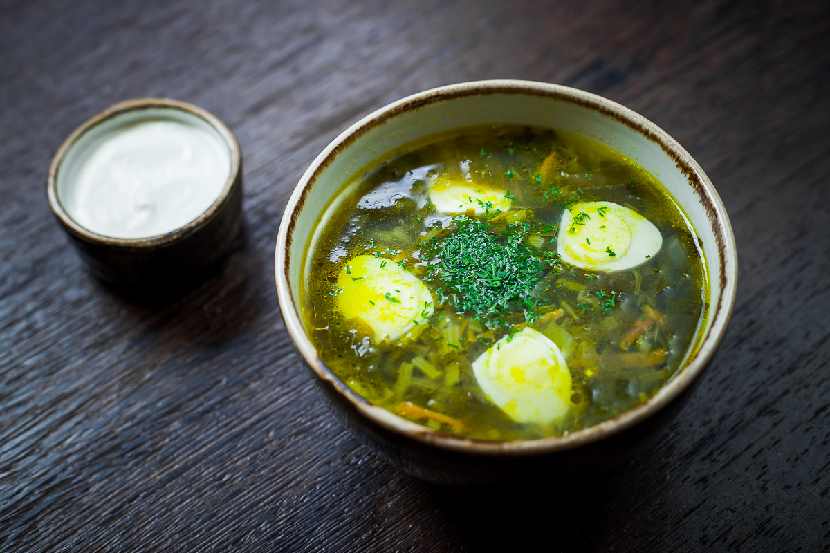 Зеленые щи с щавелем и яйцом: 3 рецепта (на курином, на мясном бульоне, с крапивой)