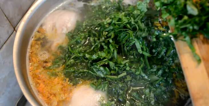 Зеленые щи с щавелем и яйцом рецепт