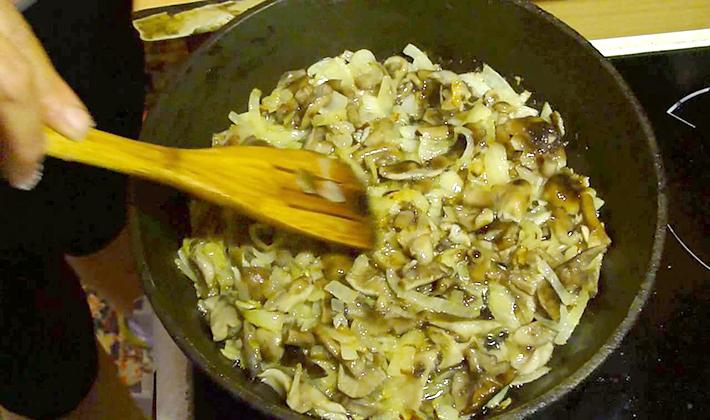 Рецепты жарки груздей черных и белых в домашних условиях: как правильно подготовить грибы и пожарить