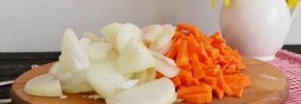 Порезать морковку и лук