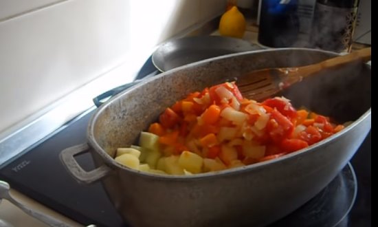 Перекладываем пассированные овощи к кабачкам