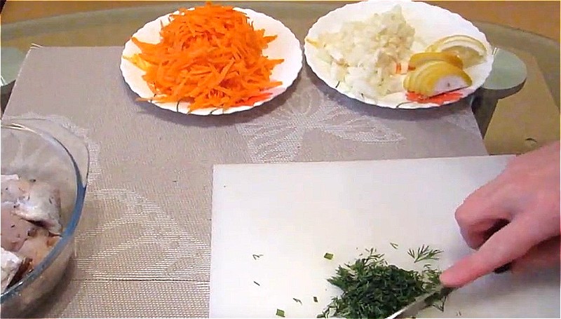 нарезаем лук, морковь, лимон и укроп