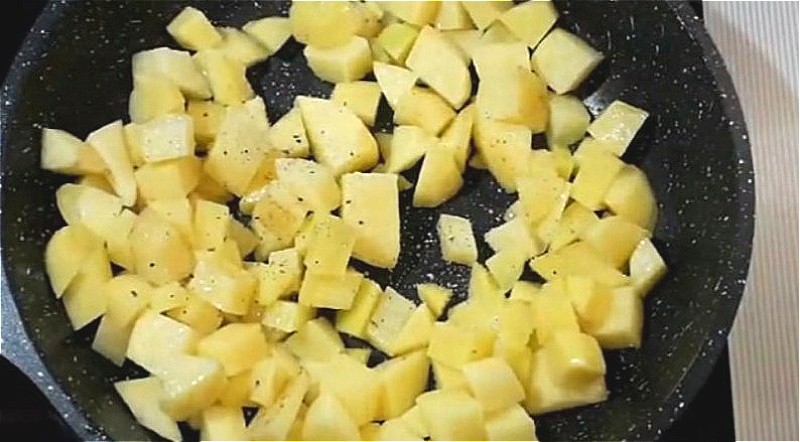 нарезаем картофель кубиками и обжариваем на сковороде