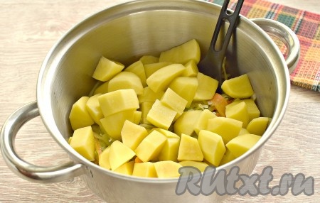 Обжаренные капусту, морковку и лук перекладываем со сковороды в достаточно объёмную кастрюлю (или в сотейник, или в казан), добавляем нарезанный картофель.</p>
<p>