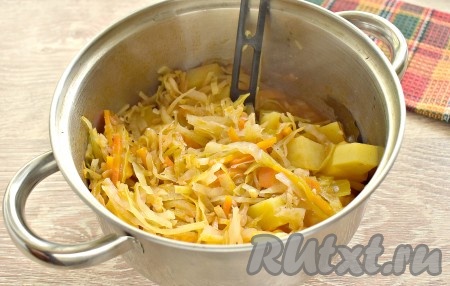 Кастрюлю накрываем крышкой и тушим овощное рагу, примерно, 25-30 минут. Картофель должен стать мягким. Время приготовления может быть больше или меньше, в зависимости от сорта картошки. 