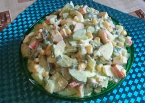 Крабовый салат с огурцом, яйцом и зеленью
