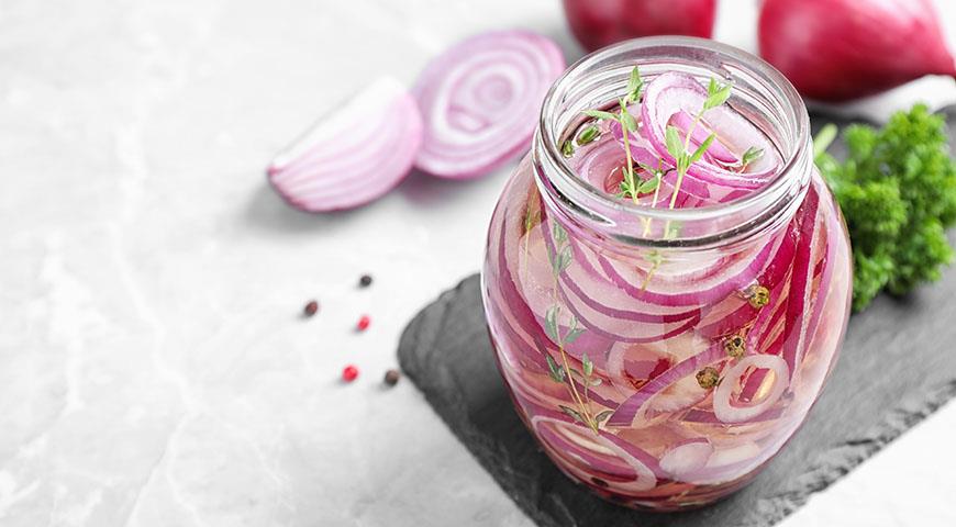 Маринованный лук – 10 быстрых и вкусных рецептов, как замариновать лук для салата, селедки, шашлыка