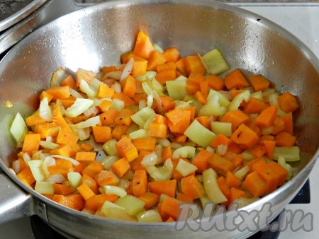 Обжарить на растительном масле лук в течение нескольких минут, затем добавить морковь. Посолить и поперчить. Добавить перец, нарезанный кубиками. Перемешать, обжарить все вместе 3-5 минут, иногда помешивая.</p>
<p>
