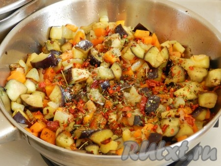 Затем добавить баклажаны и специи. Перемешать, обжарить еще 5 минут или до приятного золотистого цвета овощей, иногда перемешивая.</p>
<p>