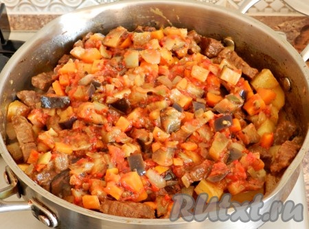 Когда картофель станет мягким, добавить в сковороду овощи.