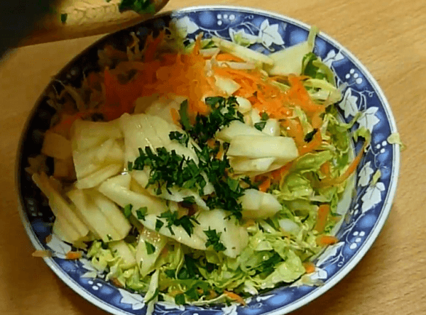 Добавляем в салат морковь, яблоко и зелень