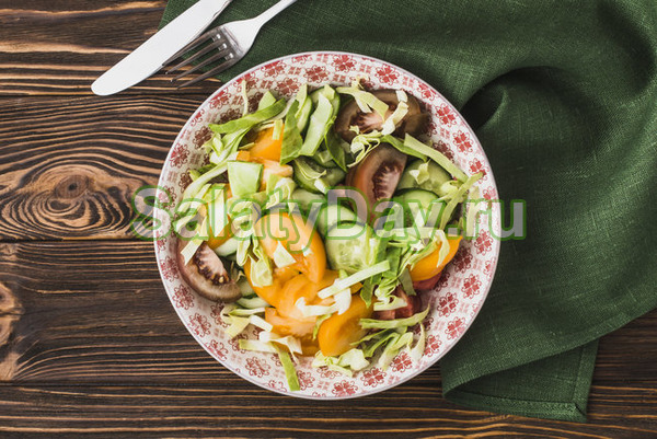 Салат с овощами и пряностями