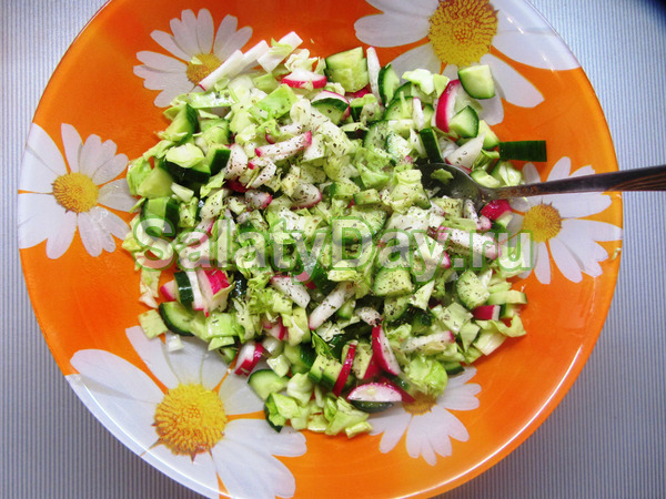 Пикантный салат с малосольными огурцами
