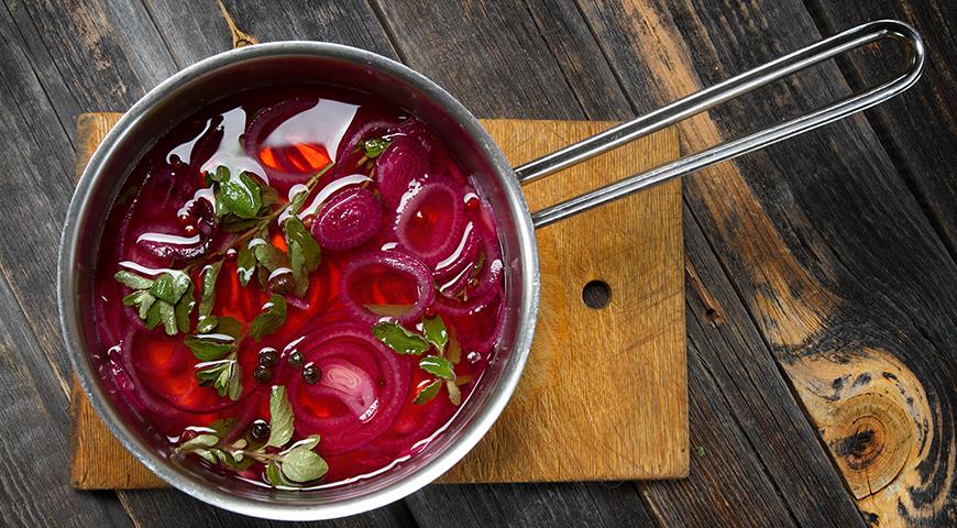 Маринованный красный лук: чем проще готовить, тем вкуснее блюдо
