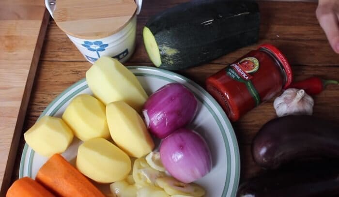 Ингредиенты для овощного рагу из мяса с баклажанами, кабачками и картошкой