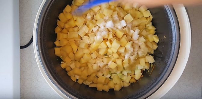 кубики картошки для овощного рагу