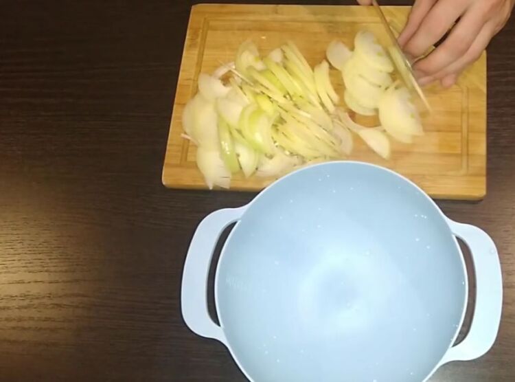 Как замариновать лук к шашлыку с уксусом и укропом