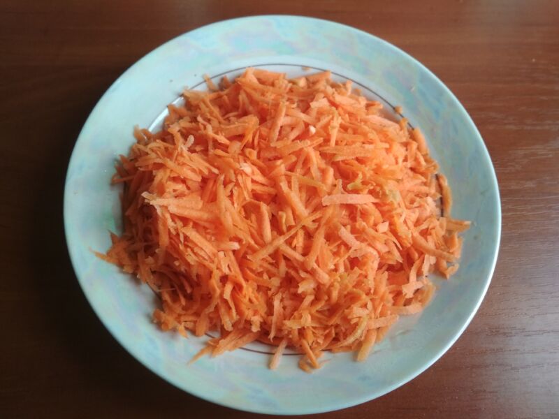 минтай лук морковь майонез на сковороде	