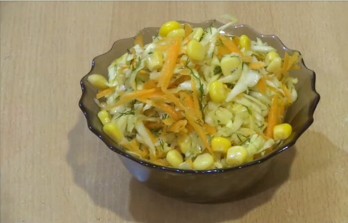 Салат из капусты с морковью и кукурузой