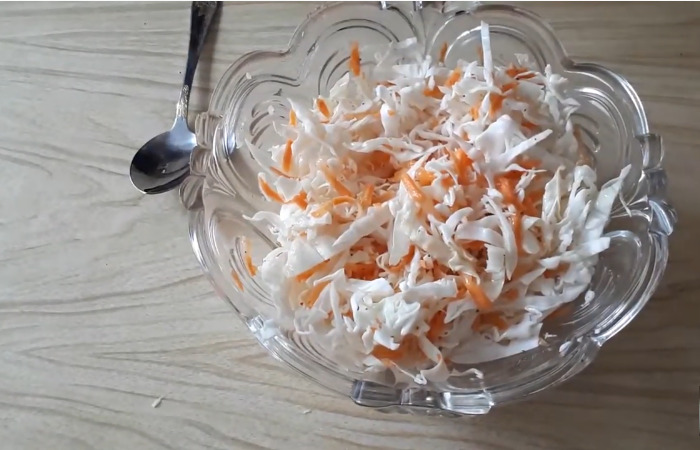 Салат из капусты и моркови с уксусом, сахаром и маслом