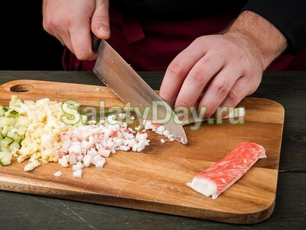 Салат из яиц, редиски, огурца и крабовых палочек под соусом тартар