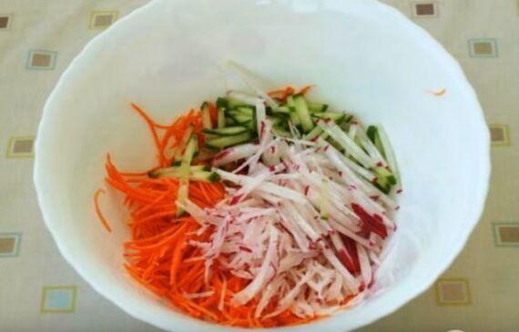 салат с редиской, огурцами и морковью