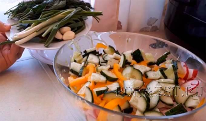 salat-s-redisom-ogurchikami-bolgarskim-percem-foto