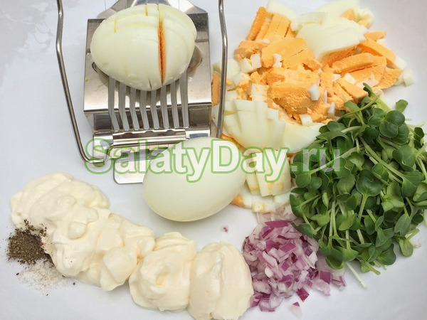 Салат с редисом, огурцом, яйцами и курицей: 20% к калорийности