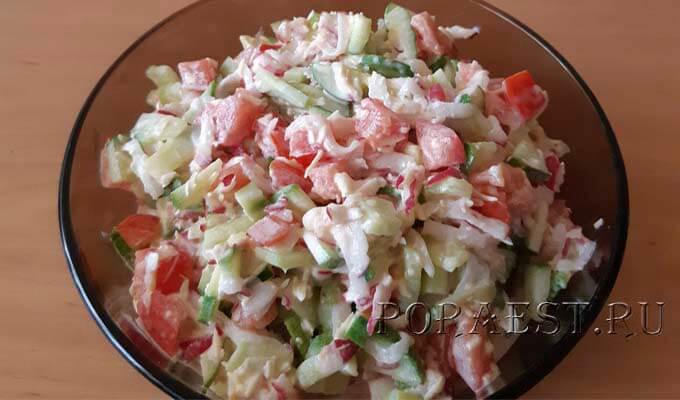 salat-s-ogurcami-redisom-pomidorami