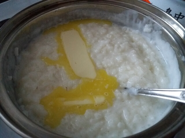 Готовая рисовая каша с маслом
