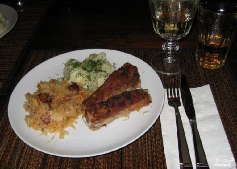 Тушеная квашеная капуста. Рецепт классический по-немецки, чешски, баварски с мясом, картошкой, сосисками, курицей. Фото пошагово