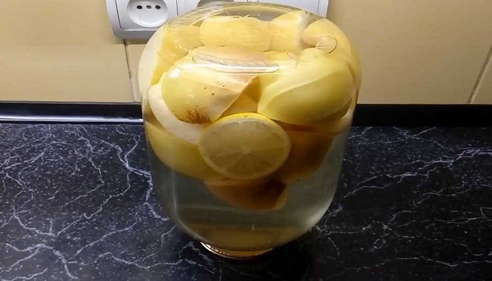 Компот из яблок дольками с лимоном