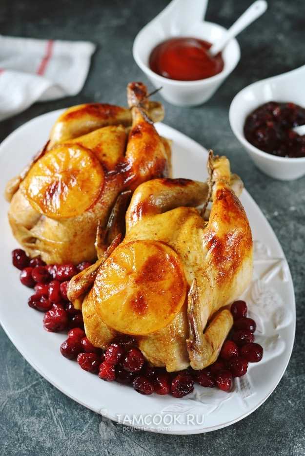 Варенные корнишоны, выложенные на тарелке в форме милых цыплят, будут украшением любого праздничного стола!