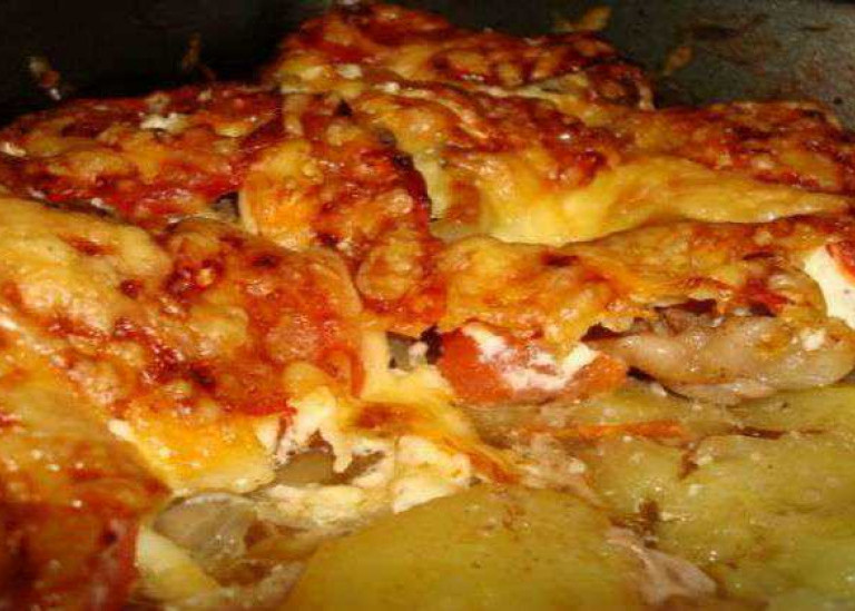 Мясо по французски в духовке из свинины с помидорами и сыром и картошкой