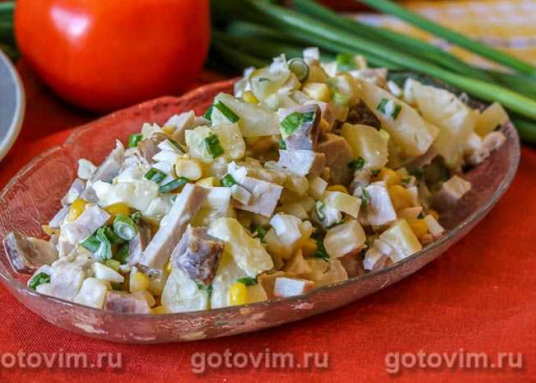 Салат с копченой курицей и ананасами рецепт