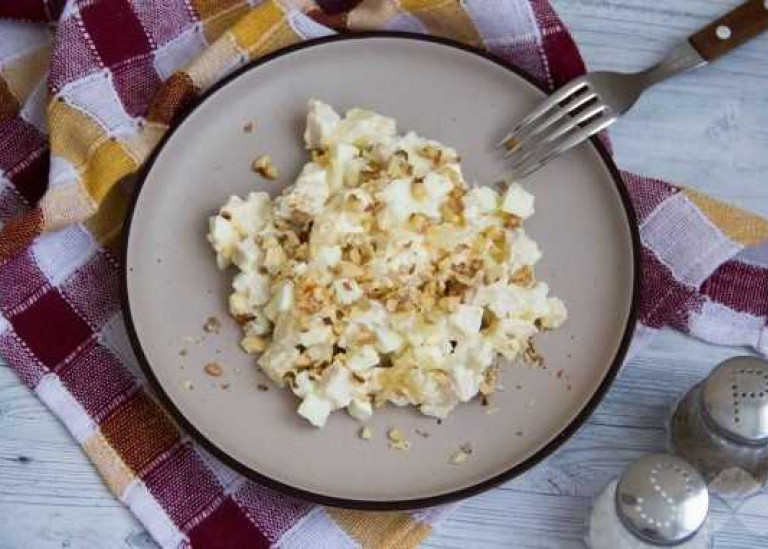 Салат с курицей и ананасами и орехами