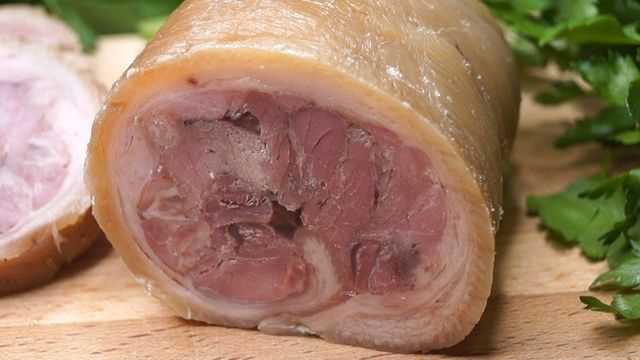 Пример рецепта рулона из свиной рульки с грибами: