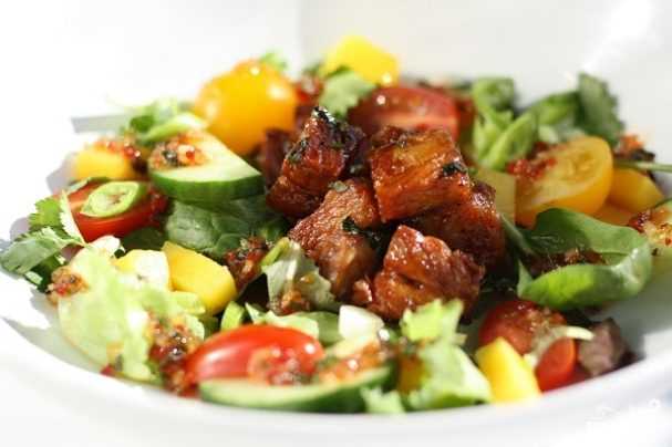 Мягкое и сочное мясо свинины в салате