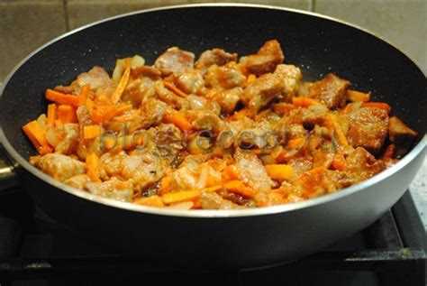 Рецепт приготовления свинины с луком на сковороде: просто и вкусно!