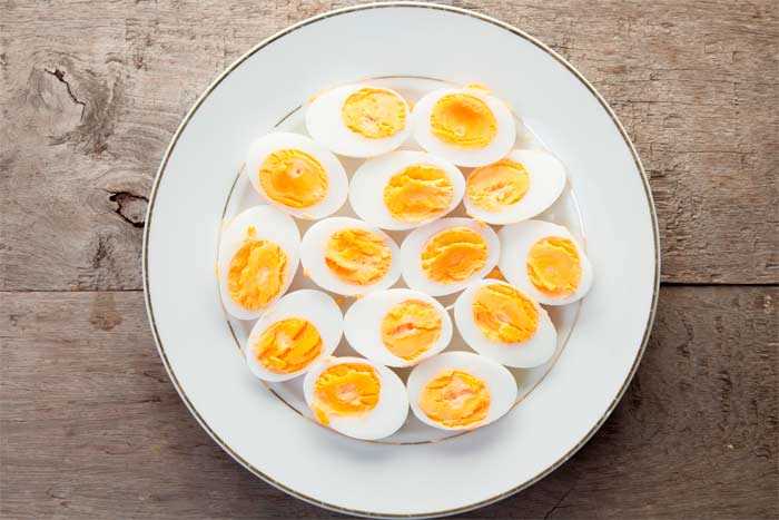 Примеры рецептов с вареным яйцом в салате: